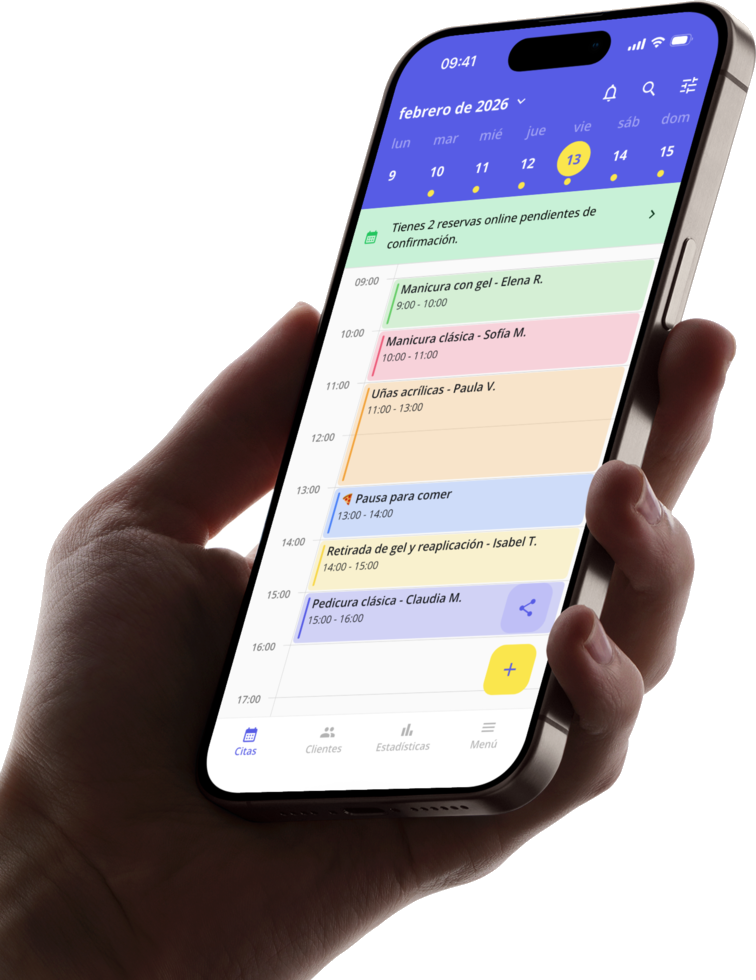 App SmartAgenda en iPhone con agenda de citas y notificación de reserva online pendiente de confirmación