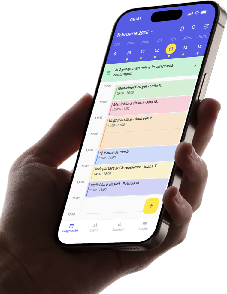 Aplicația SmartAgenda pe iPhone cu programări în calendar și o notificare pentru programări online în așteptarea confirmării
